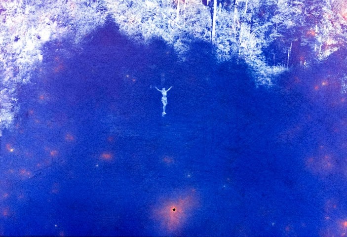 Crucifijo en un bosque