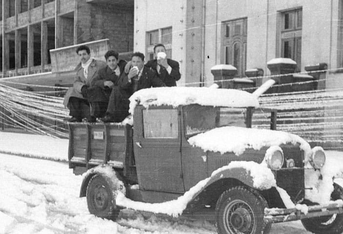 hombres sobre un camion comiendo nieve