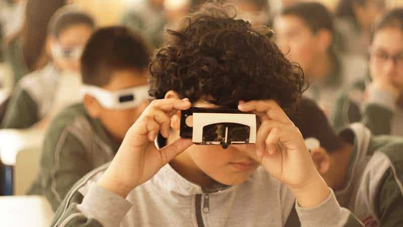 Alumno utilizando camara esteroscopica